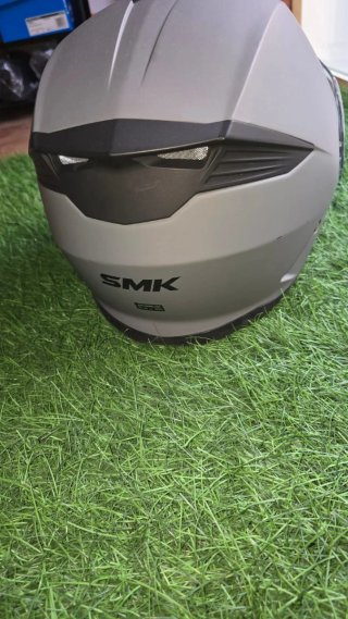 Casco de moto gris