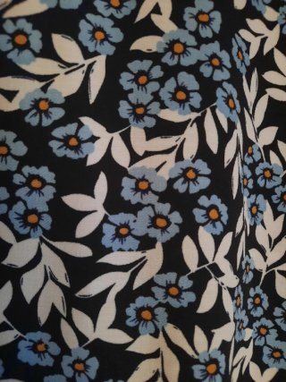 Blusa JDY floreada negra y azul