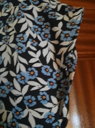 Blusa JDY floreada negra y azul