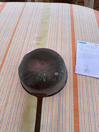 Cazuela antigua de hierro y metal