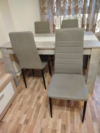 Mesa comedor y 4 sillas grises