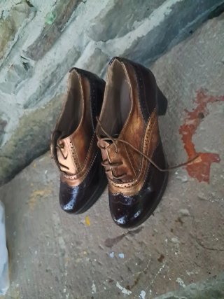 NUEVOS Zapatos de tacón marrones y dorados talla