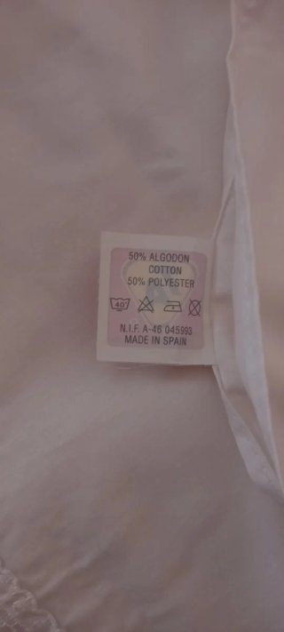 Sábanas blancas con encaje rosa