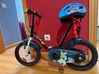 Bicicleta infantil B'Twin con casco
