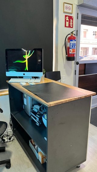 Mostrador de recepción de madera