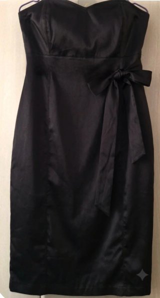 Vestido negro sin tirantes con lazo