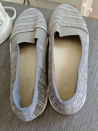 Bailarinas grises con detalles plateados