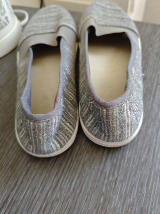 Bailarinas grises con detalles plateados