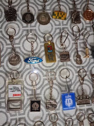 Lote de llaveros antiguos variados