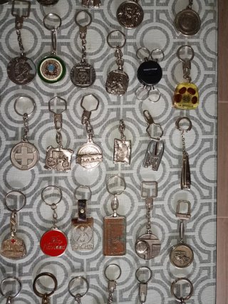 Lote de llaveros antiguos variados