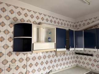 Cajonera y armario de cocina azul y blanco