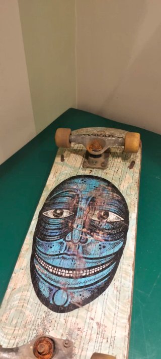 Skate con diseño de cara y STOLE ARMY