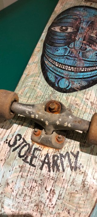 Skate con diseño de cara y STOLE ARMY
