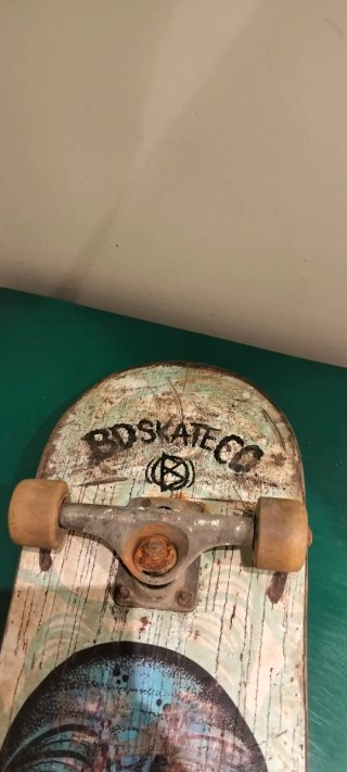 Skate con diseño de cara y STOLE ARMY