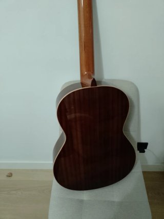 Guitarra española autoamplificada