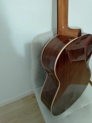 Guitarra española autoamplificada