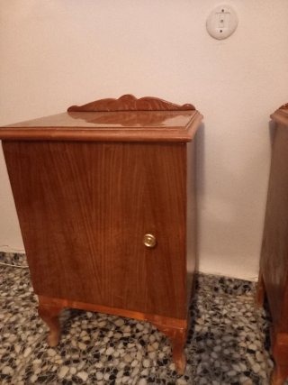 Mesitas vintage de madera con patas curvas
