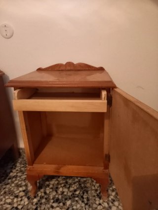Mesitas vintage de madera con patas curvas