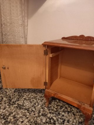 Mesitas vintage de madera con patas curvas