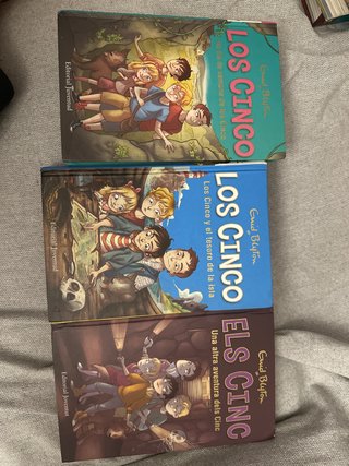 Libros de los cinco en castellano y catalan.