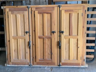 Ventana de madera con 3 puertas