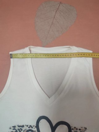Camiseta sin mangas con corazones