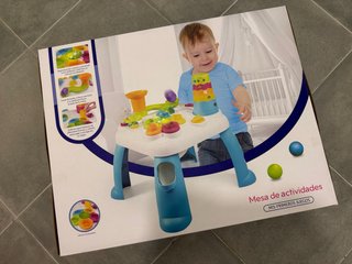 Mesa de actividades para bebé