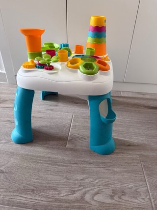 Mesa de actividades para bebé