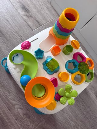 Mesa de actividades para bebé