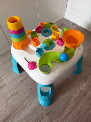 Mesa de actividades para bebé