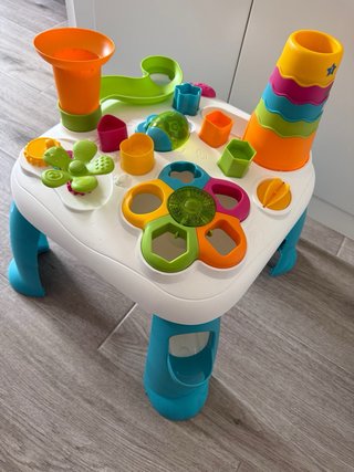 Mesa de actividades para bebé
