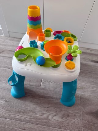 Mesa de actividades para bebé