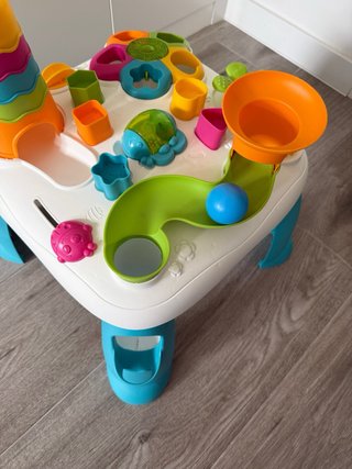 Mesa de actividades para bebé