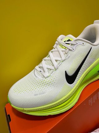 Nike Vomero 18 Verde y Blanco