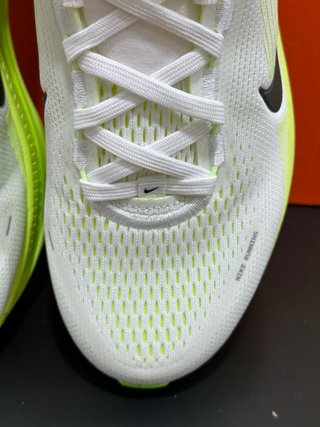 Nike Vomero 18 Verde y Blanco