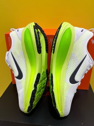 Nike Vomero 18 Verde y Blanco