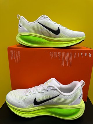 Nike Vomero 18 Verde y Blanco