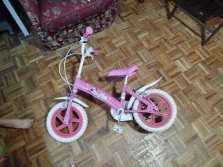 Bicicleta infantil rosa con ruedines