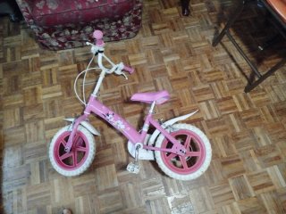 Bicicleta infantil rosa con ruedines
