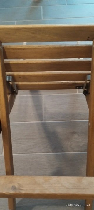 Silla plegable de madera marrón oscuro