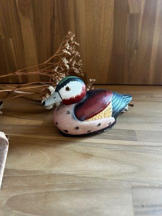 Pato de porcelana policromada