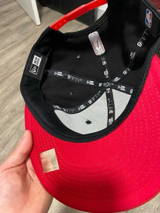 Gorra New Era Chicago Bulls Negra y Roja