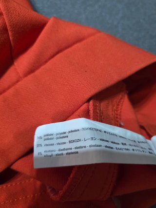 Pantalón naranja con bordado