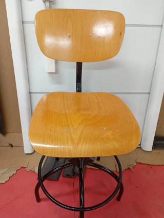 Sillas altas de madera y metal
