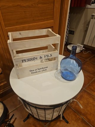 Caja de madera y botella azul