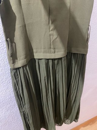 Vestido Zara verde plisado con cinturón