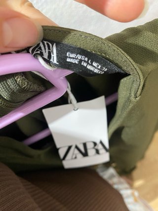 Vestido Zara verde plisado con cinturón