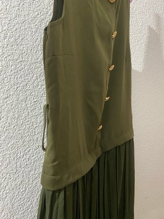 Vestido Zara verde plisado con cinturón