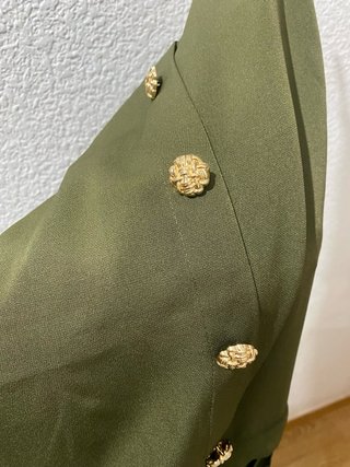 Vestido Zara verde plisado con cinturón