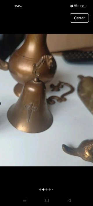 Figura de bronce antigua con cruz